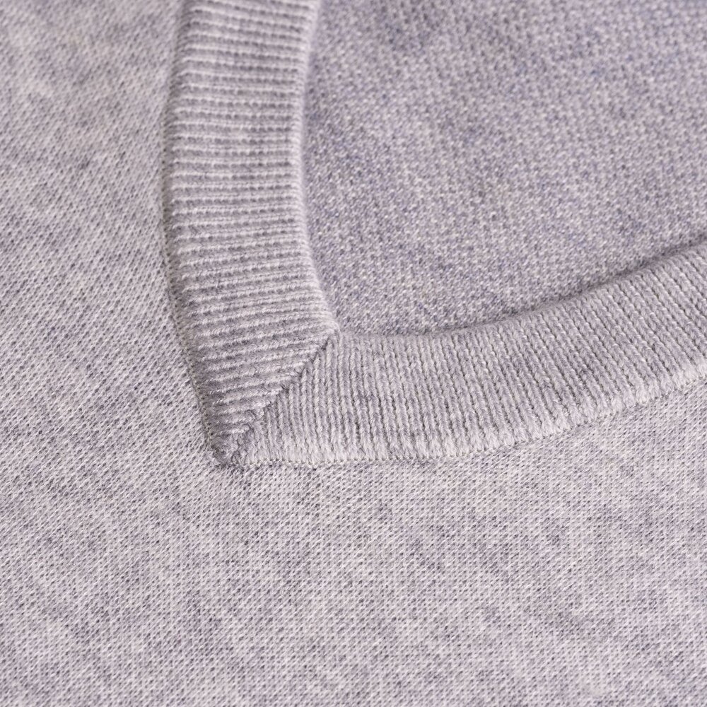 Chinjun羊毛針織背心-淺灰｜V領針織毛衣、親膚保暖、商務男裝、休閒穿搭-圖片-2